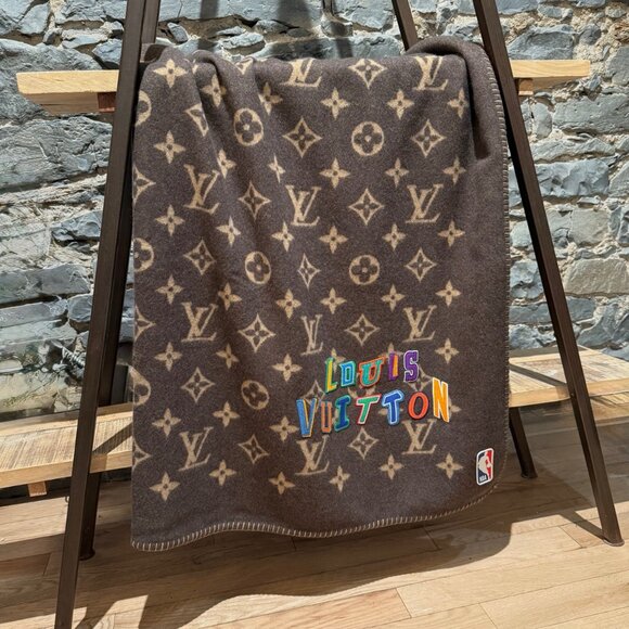Louis Vuitton x NBA Lettering Brown Wool Cashmere Neo Monogram Blanket - Picture 6 of 13
